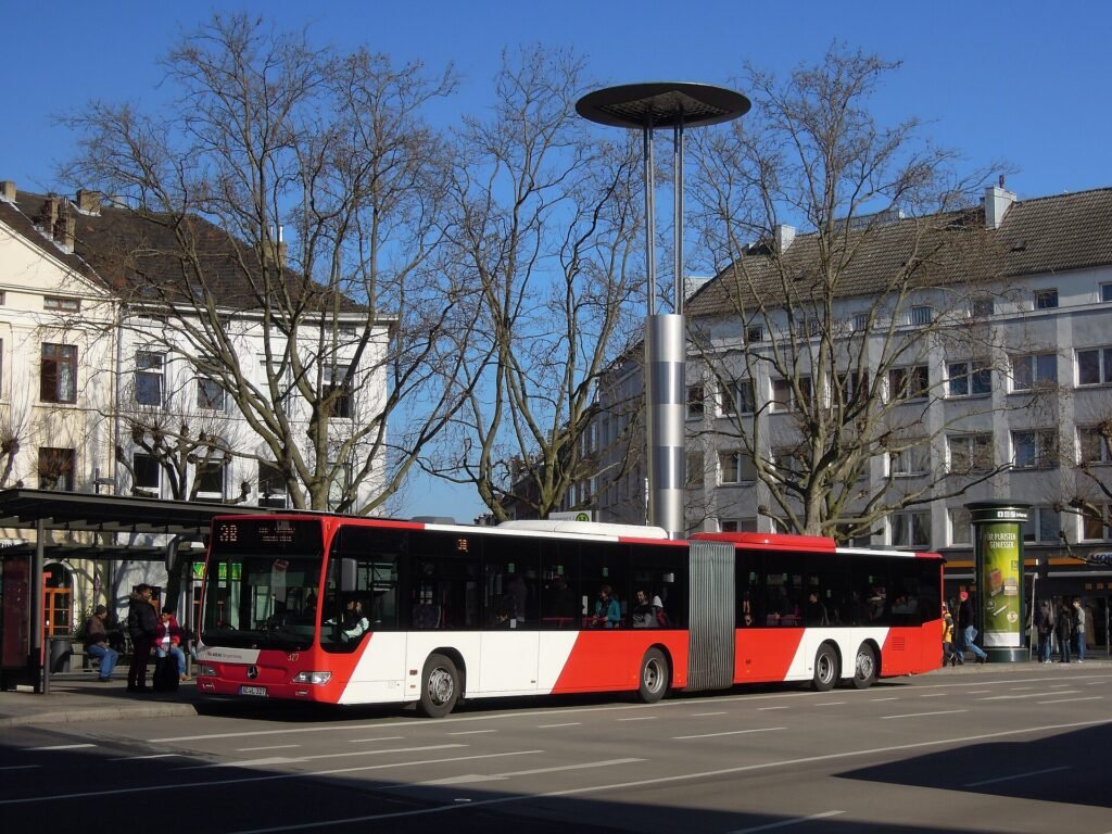 Gelenkbus der ASEAG am Aachener Hauptbahnhof